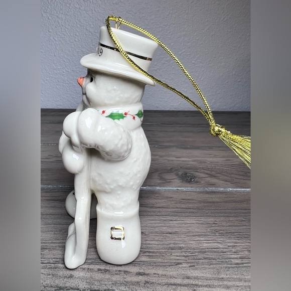 Lenox 2019 Snowman Figurine Annual Christmas Ornament Shoveling Frosty Snow - Picture 2 of 8